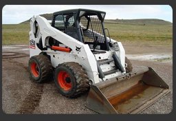 Beyaz Bobcat mini yükleyici, kova takılı