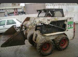 Bobcat 751 mini yükleyici, dar sokakta