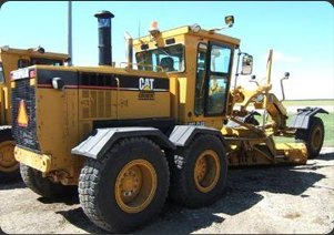 Caterpillar greyder, bakım için atölye sahasında